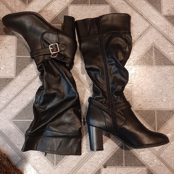 Jocelyn Smith size 7 black boots with gold buckle - Picture 3 of 5